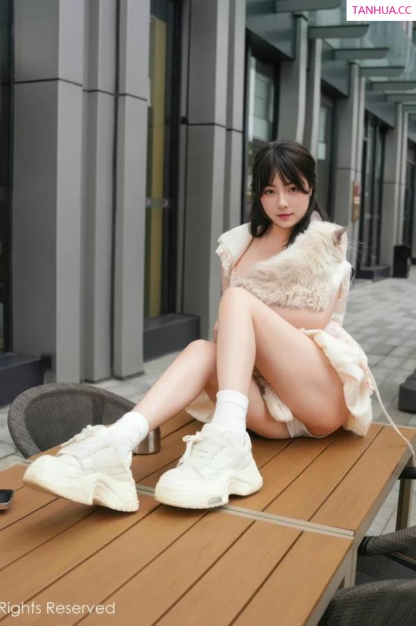   [XiuRen]高清写真图 2025.09.05 No.10734 软情 浅色连衣短裙第19张图片